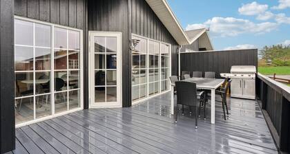 Beautiful home in Hvide Sande with WiFi