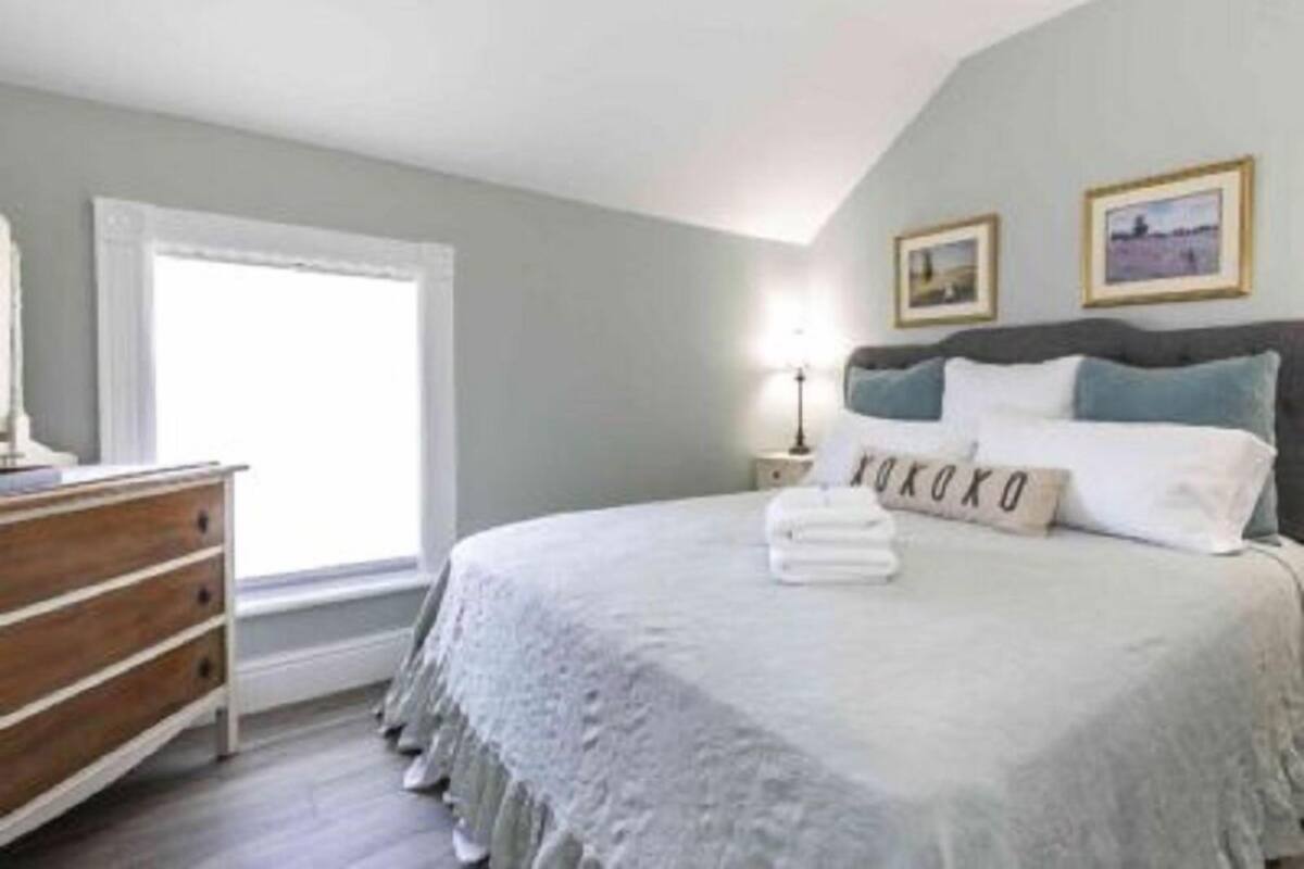 Room, 1 King Bed, Private Bathroom | 1 bedroom, premium bedding, down comforters, Tempur-Pedic beds