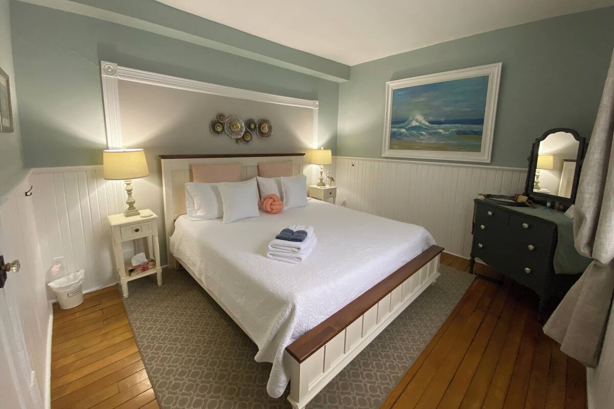 Deluxe Room, 1 Katil Raja (King), Private Bathroom | Peralatan tempat tidur premium, gebar bulu kapas, katil Tempur-Pedic 