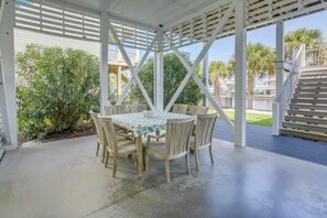 Outdoor dining - Holden Beach House w/ Boat Dock: Steps to Beach! (Holden Beach)
