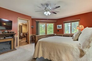 4 bedrooms, desk, iron/ironing board, free WiFi - Secluded Wildlife Haven close to Spearfish and Deadwood with Hot Tub and Garage. (Spearfish)