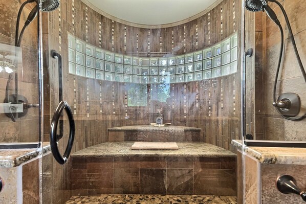 Combined shower/tub, hair dryer, towels