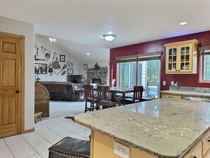 Interior - Secluded Wildlife Haven close to Spearfish and Deadwood with Hot Tub and Garage. (Spearfish)