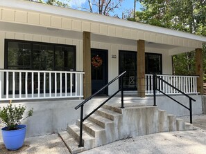 Exterior detail - Lou’s Retreat-Pet Friendly
Minutes from the lake, a walk to the golf course!  (Brookeland)