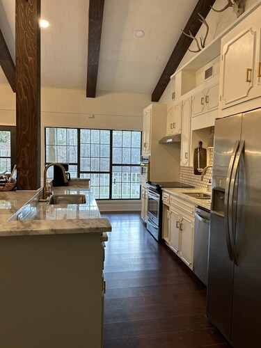 Lou’s Retreat-Pet Friendly
Minutes from the lake, a walk to the golf course! 