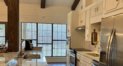 Lou’s Retreat-Pet Friendly
Minutes from the lake, a walk to the golf course!