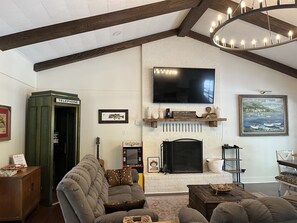 Living area - Lou’s Retreat-Pet Friendly
Minutes from the lake, a walk to the golf course!  (Brookeland)