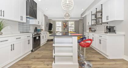 Historic Annapolis~New interior~5+ parking spaces~6BR, 4BA