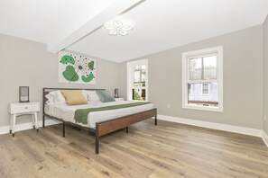 6 bedrooms, desk, iron/ironing board, travel crib