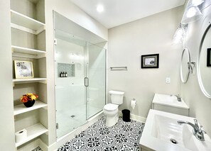 Bañera, secador de pelo y toallas