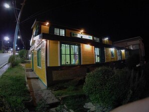 Exterior - Amanecer de la Bahia Hostel (Ushuaia)