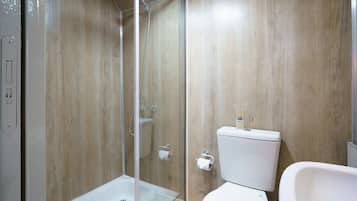 Standard Double Room | Bathroom