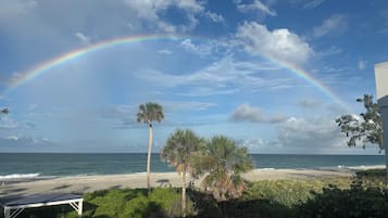 En la playa, camastros y toallas de playa