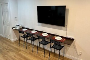 Business centre - 2bd/2ba, Family Friendly, 6 miles to Disneyland (Santa Ana)