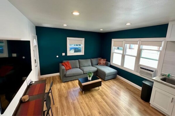 TV - 2bd/2ba, Family Friendly, 6 miles to Disneyland (Santa Ana)