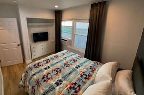 2 bedrooms, iron/ironing board, WiFi - 2bd/2ba, Family Friendly, 6 miles to Disneyland (Santa Ana)