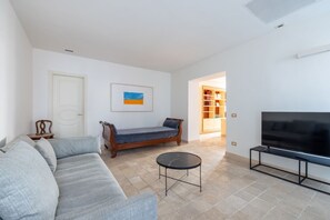Flat-screen TV, books - Boutique Apartment Near Spanish Steps (Roma)