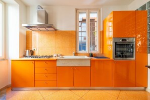 Fridge, microwave, oven, stovetop - Boutique Apartment Near Spanish Steps (Roma)