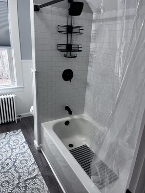 Hair dryer, towels, soap, shampoo - Beautifully Restored 1890’s House in beautiful downtown Mystic. 2 bed & 2 baths. (Stonington)