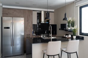 Fridge, microwave, oven, coffee/tea maker - LuxuryCityCenterApart-Pool-Gym-WiFi-A/C-YellowKey* (Santo Domingo)