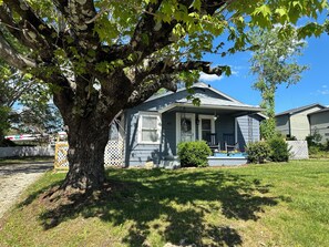 Exterior - City Cottage- a country cottage in the heart of the city! (Hendersonville)