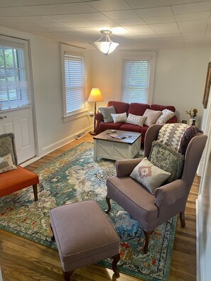 Smart TV, fireplace - City Cottage- a country cottage in the heart of the city! (Hendersonville)