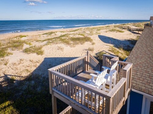 Oceanfront Views, Private Beach Access and Hot Tub