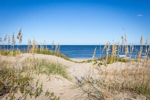 On the beach - Oceanfront Views, Private Beach Access and Hot Tub (Nags Head)