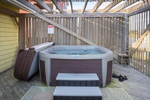 Outdoor spa tub - Near Beach, Dining & Shops, Private Hot Tub (Kill Devil Hills)