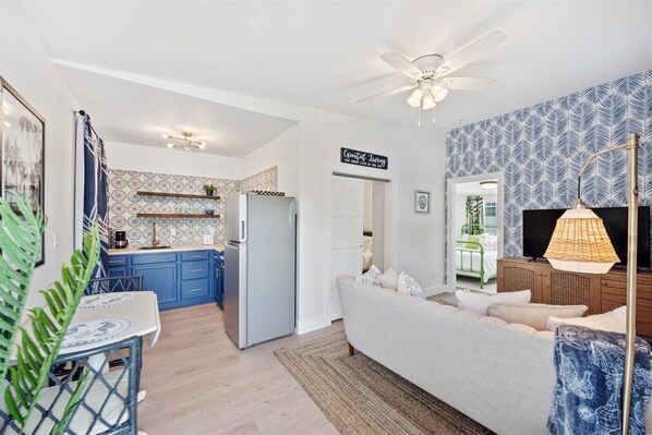 Smart TV, table tennis