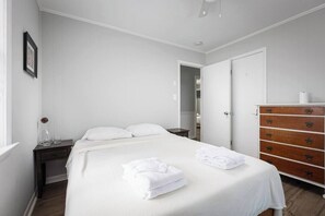 4 bedrooms, iron/ironing board, WiFi, bed sheets - Newly Renovated! Bayfront Bliss! Water Front Home (Kill Devil Hills)