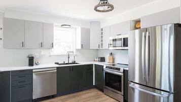 Frigorífico, microondas, horno y placa de cocina