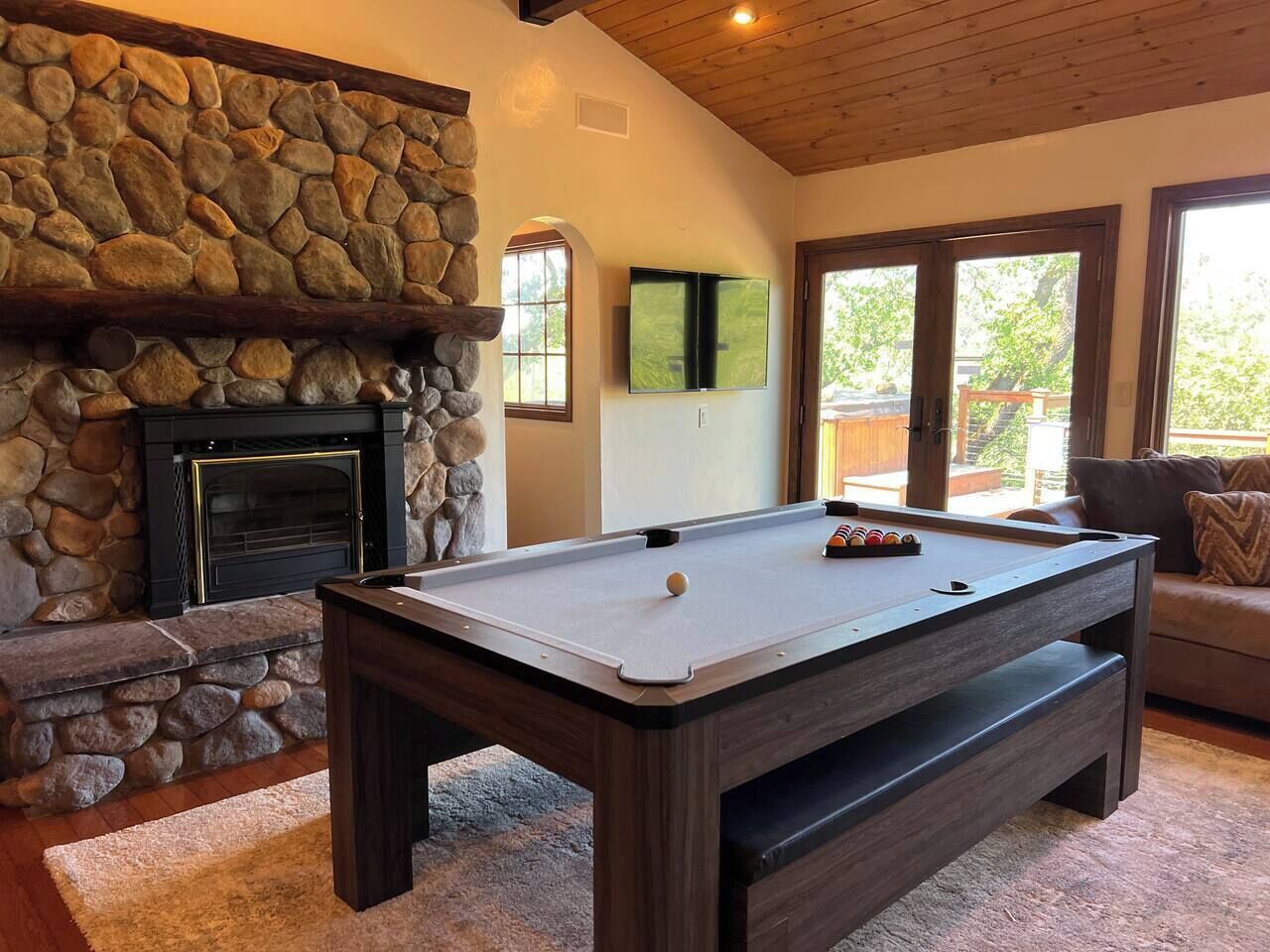Smart TV, chimenea, tenis de mesa y libros 