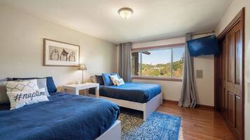 4 bedrooms, iron/ironing board, travel crib, free WiFi