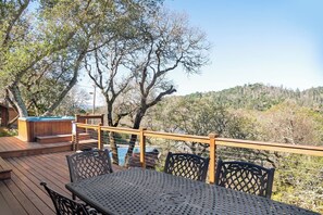 Outdoor dining - Farpoint: Heated Infinity Pool, Mountain Views (Santa Rosa)