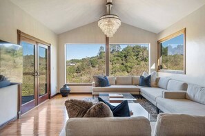 TV, fireplace, table tennis, books - Farpoint: Heated Infinity Pool, Mountain Views (Santa Rosa)