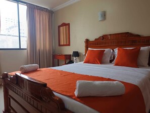 Desk, free WiFi - Hostal Bicentenario (Guayaquil)