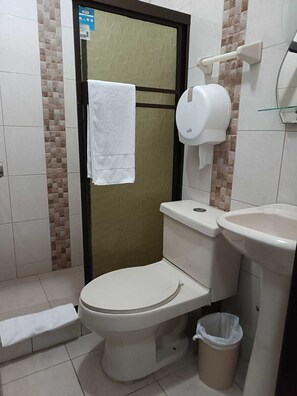 Standaard vierpersoonskamer | Badkamer