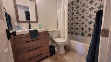 Sèche-cheveux, serviettes fournies