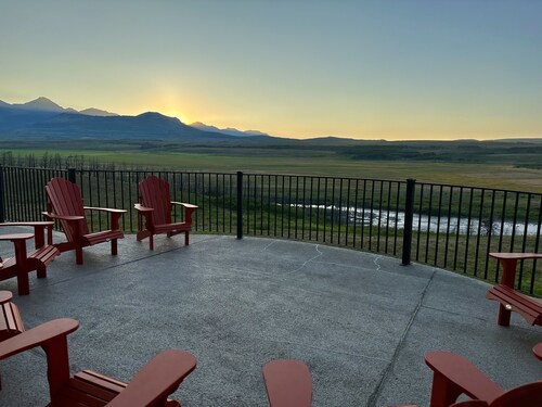 Huge Waterton River Lodge (Residence on a beautiful 3 acres backing the river)