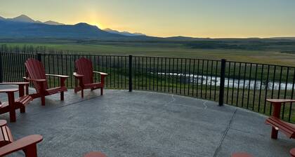 Huge Waterton River Lodge (Residence on a beautiful 3 acres backing the river)