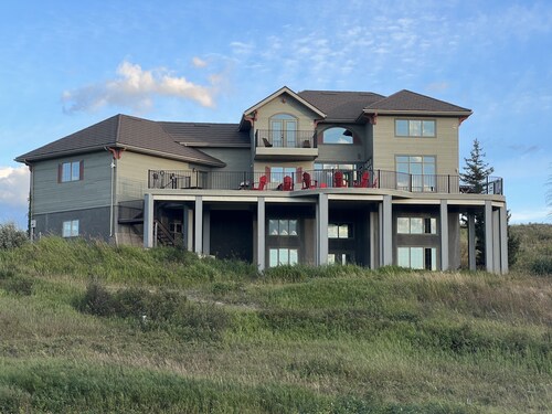 Huge Waterton River Lodge (Residence on a beautiful 3 acres backing the river)