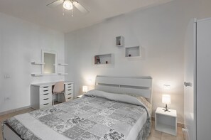 1 bedroom, iron/ironing board, Internet, bed sheets - Viareggio Modern Apartment with Wifi! (Viareggio)