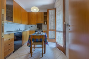 Oven, stovetop, cookware/dishes/utensils