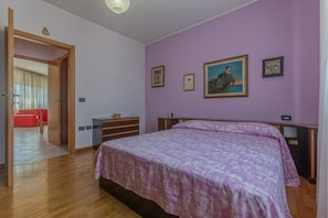 2 bedrooms, iron/ironing board, Internet, bed sheets