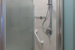Ensemble douche/baignoire, sèche-cheveux, bidet, serviettes fournies