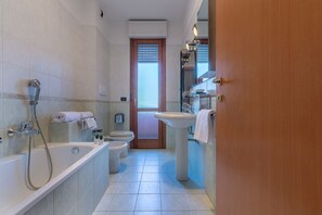 Duschwanne, Haartrockner, Bidet, Handtücher