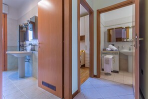 Combinazione doccia/vasca, asciugacapelli, bidet, asciugamani