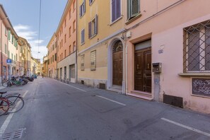 Exterior - GuestHost - Cozy apartment that accommodates up to 4 people, located in a typical Bolognese building and equipped with all comforts for a pleasant stay, including an internal garden for exclusive use. The accommodation is located in Pratello, one of the  (Bologna)