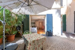 Outdoor dining - GuestHost - Cozy apartment that accommodates up to 4 people, located in a typical Bolognese building and equipped with all comforts for a pleasant stay, including an internal garden for exclusive use. The accommodation is located in Pratello, one of the  (Bologna)